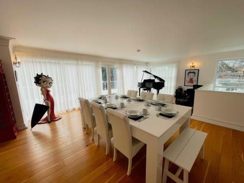 Stunning 5 Bed Seaside House - Sleeps 12