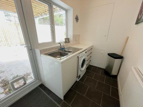 Stunning 5 Bed Seaside House - Sleeps 12