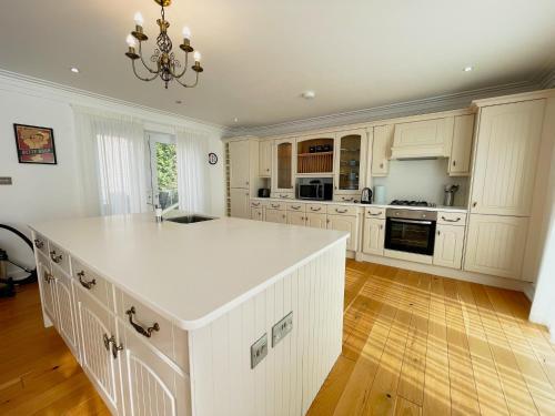 Stunning 5 Bed Seaside House - Sleeps 12