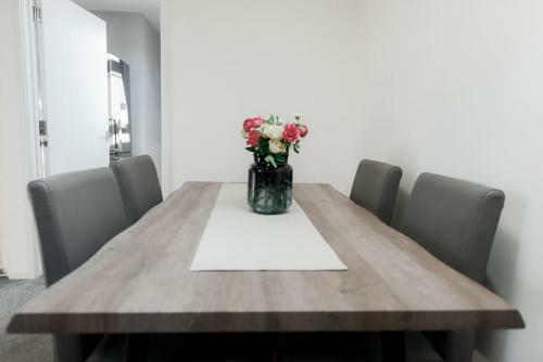 Spacious 2 Bed Apartment 800 Metres From The Beach