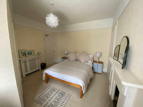 Midhurst - 4 Bedroom Townhouse, Close To Harbour And Beaches