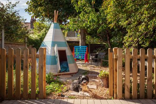 Sea Glimpses With Free Parking And Garden