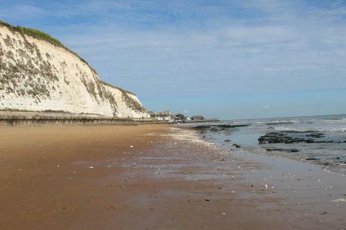 Sea Glimpses With Free Parking And Garden