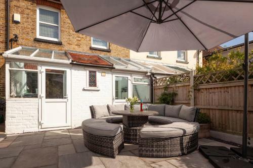 Sea Glimpses With Free Parking And Garden