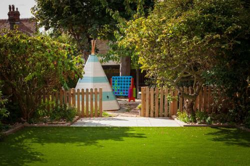 Sea Glimpses With Free Parking And Garden