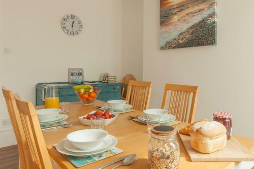 Sea Glimpses With Free Parking And Garden