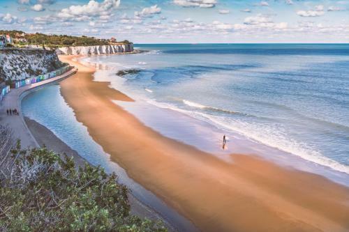 Sea Glimpses With Free Parking And Garden