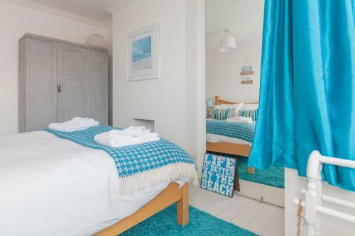 Sea Glimpses With Free Parking And Garden