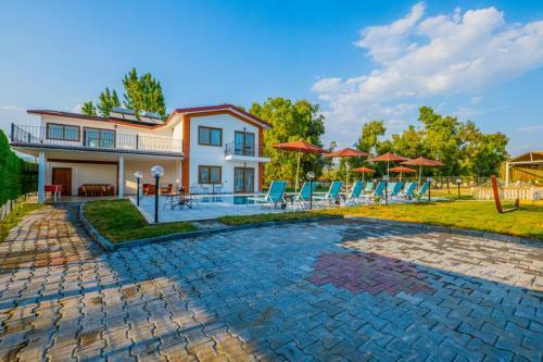 Ada Villa