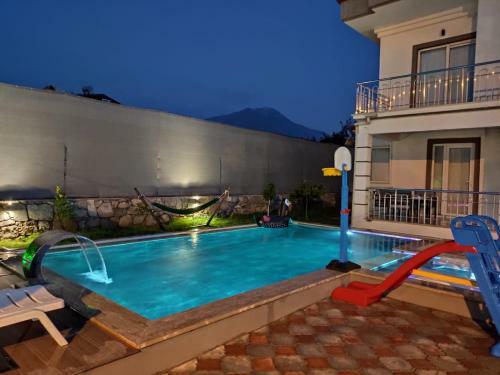 �zel Havuzlu Villa
