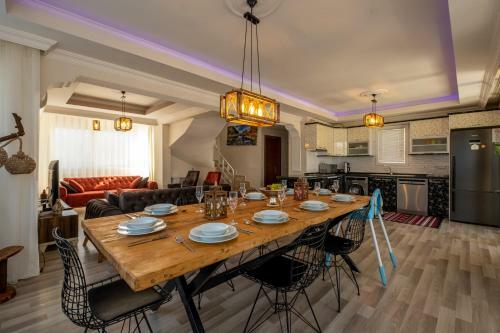 �zel Havuzlu Villa