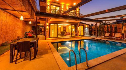 Villa S�?�t 3 - 4 Bedroom With Jacuzzi In Fethiye