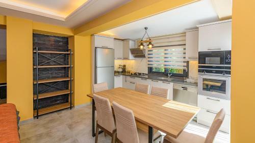Villa S�?�t 3 - 4 Bedroom With Jacuzzi In Fethiye