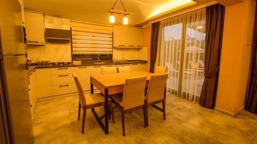 Villa S�?�t 3 - 4 Bedroom With Jacuzzi In Fethiye