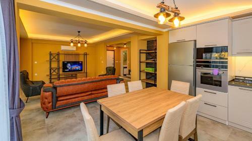 Villa S�?�t 3 - 4 Bedroom With Jacuzzi In Fethiye