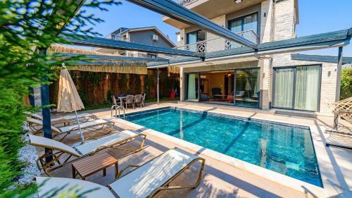 Villa S�?�t 3 - 4 Bedroom With Jacuzzi In Fethiye