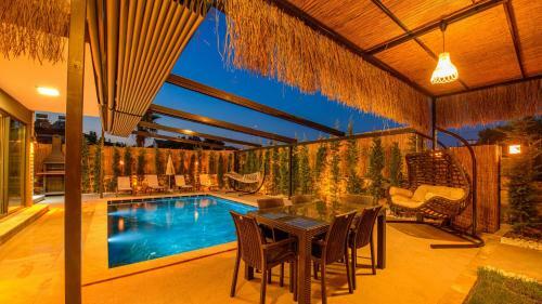 Villa S�?�t 3 - 4 Bedroom With Jacuzzi In Fethiye