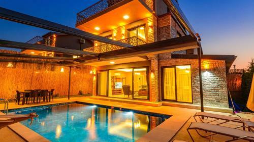 Villa S�?�t 3 - 4 Bedroom With Jacuzzi In Fethiye