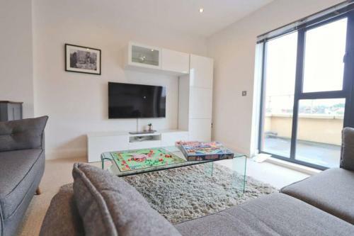 Contemporary 2 Bedroom Apartment With Parking