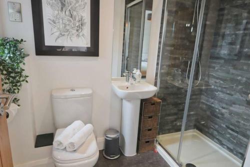 Contemporary 2 Bedroom Apartment With Parking
