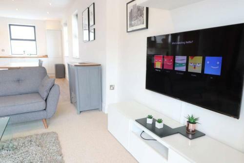Contemporary 2 Bedroom Apartment With Parking