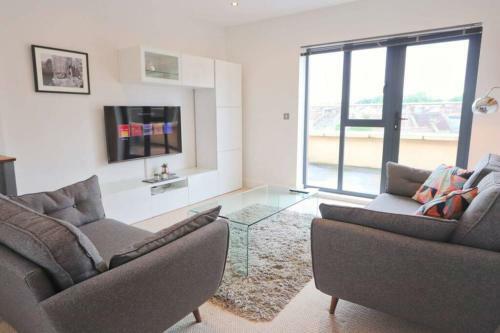 Contemporary 2 Bedroom Apartment With Parking