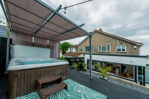 Spacious House With Garden And Hot-tub