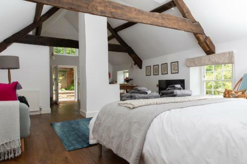 Loft Apartment Nr Bath & Bristol With Hot Tub