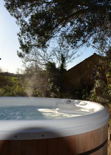 Loft Apartment Nr Bath & Bristol With Hot Tub