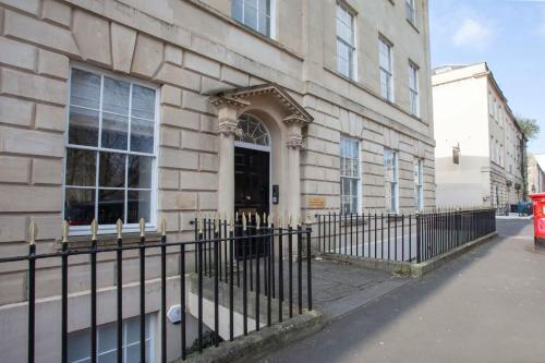 Central Designer 2 Bedroom Apartment In Portland Square
