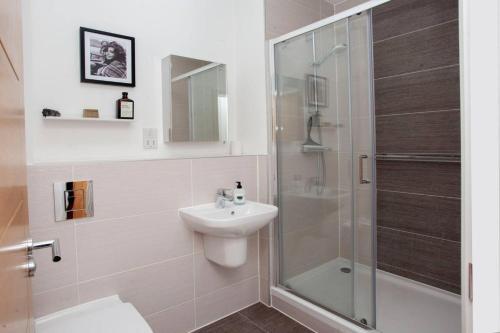 Central Designer 2 Bedroom Apartment In Portland Square