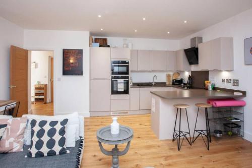 Central Designer 2 Bedroom Apartment In Portland Square