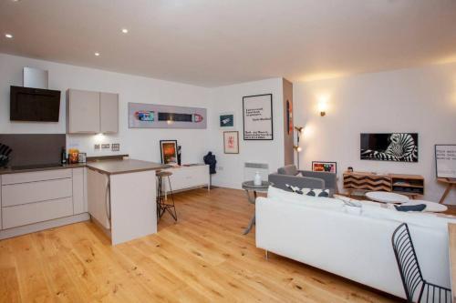 Central Designer 2 Bedroom Apartment In Portland Square