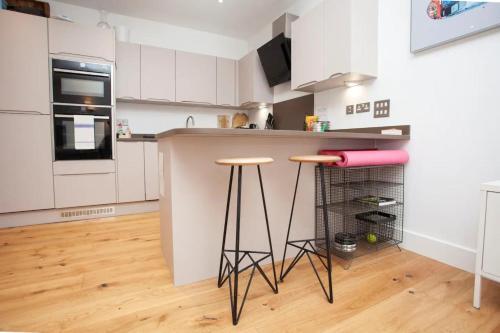 Central Designer 2 Bedroom Apartment In Portland Square