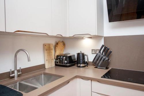 Central Designer 2 Bedroom Apartment In Portland Square