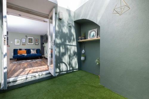 Modern 1-bed Central Apartment With Outside Space