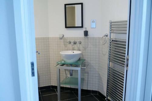 Modern Apartment, Amazing Central Location