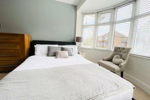 Modern Spacious Family Home With Parking
