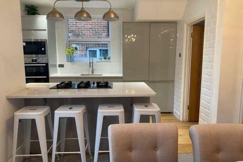 Modern Spacious Family Home With Parking