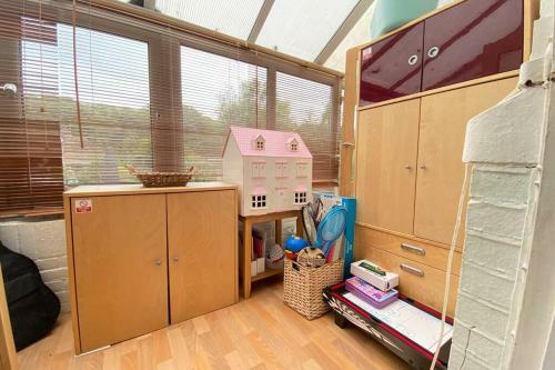 Modern Spacious Family Home With Parking