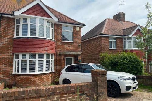 Modern Spacious Family Home With Parking