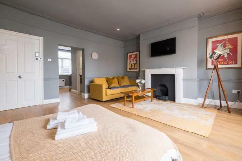 Light & Airy Sea View Apartment, Central Brighton