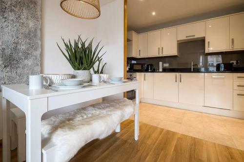 Beautifully Styled, Central Apartment Sleeping 10