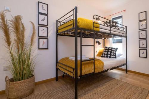 Beautifully Styled, Central Apartment Sleeping 10