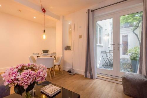 Spacious 2-bed Apartment With Outside Space