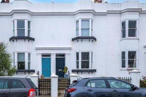 Spacious 2-bed Apartment With Outside Space
