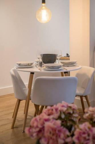 Spacious 2-bed Apartment With Outside Space