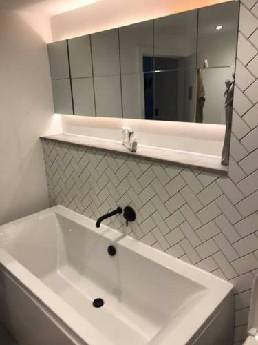 Apartamento New Town House With *free Allocated Parking*