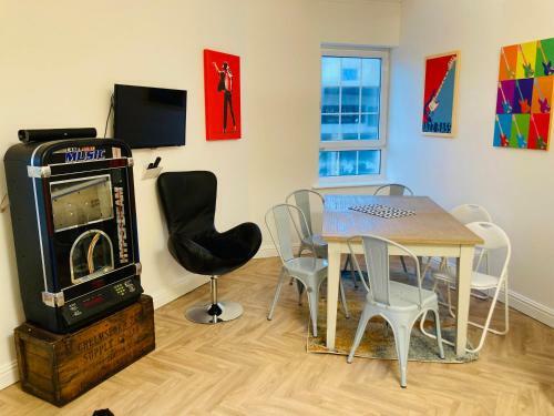 Funky Unique 2-bedroom Apartment With Parking
