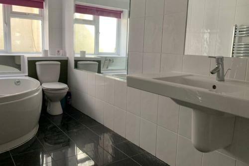 Spacious With Spectacular Views And Private Garden